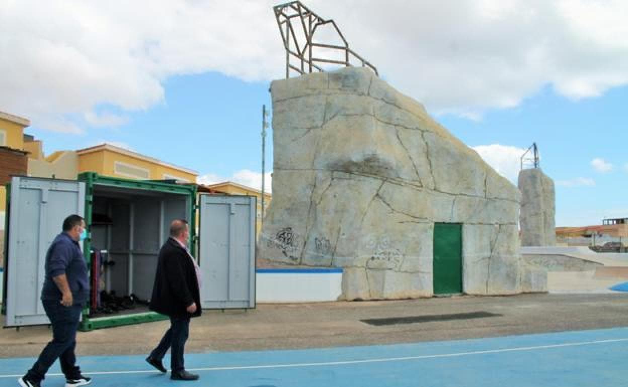 El alcalde Matías Peña y el concejal de Deportes, en el Arenas Sport Center de El Castillo donde está el gimnasio portátil. 