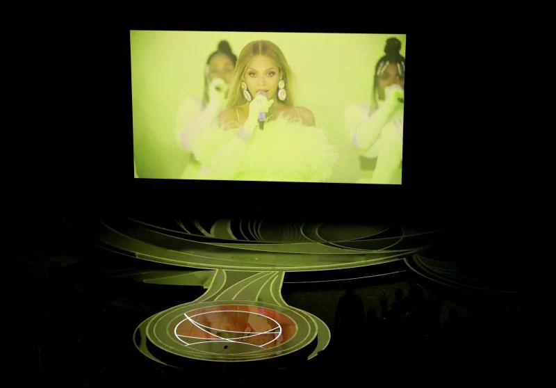 La 94 edición de los Oscar ha comenzado con la espectacular actuación de Beyoncé desde una cancha de tenis, para cantar 'Be Alive', la canción de la cinta 'El método Williams'.