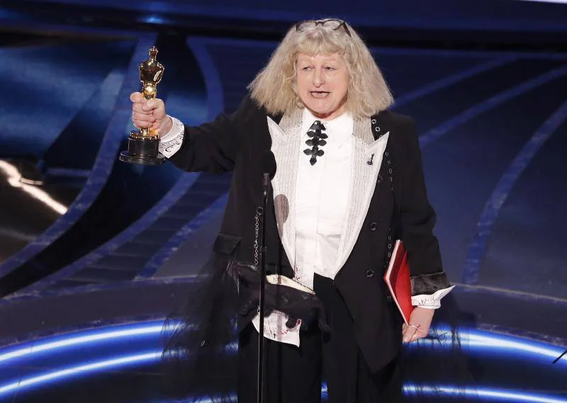 El Oscar al mejor vestuario ha sido para 'Cruella'. Ha recogido el premio la estilista Jenny Beavan. 