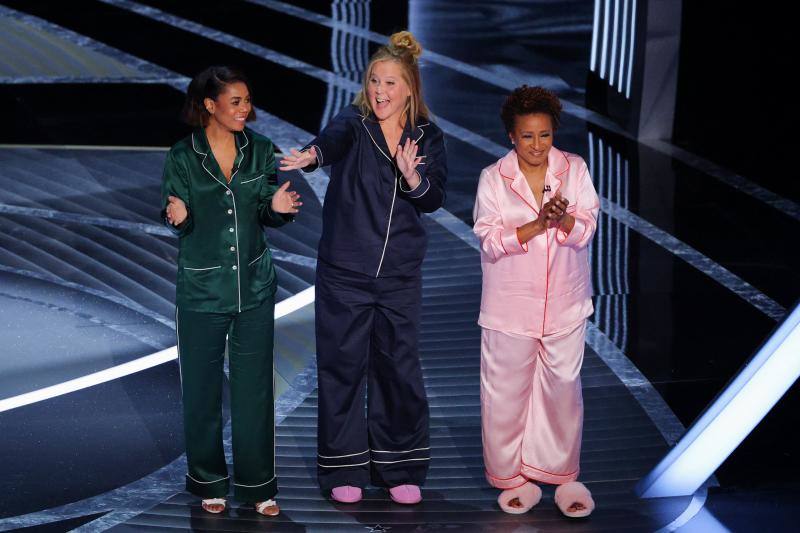 De izquierda a derecha, Regina Hall, Amy Schumer y Wanda Sykes han puesto punto y final a la gala en pijama. 