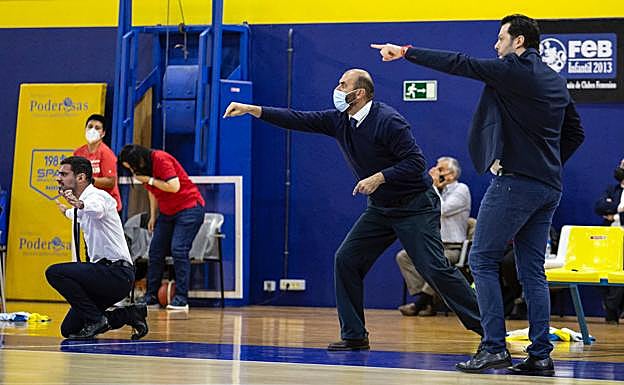 Ramos reparte el mérito del trabajo diario traducido en la consecución de la permanencia en la labor de su equipo técnico formado por Pepe Herrera y los dos entrenadores que aparecen en la imagen, Cristóbal Navarro y Tony Viera.