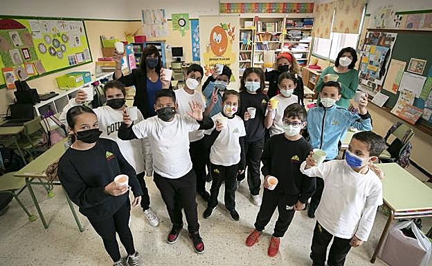 Los alumnos de 4º de Primaria se toman su zumo de naranja con la colaboración de SPAR Gran Canaria