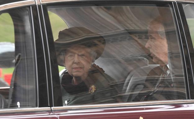 Isabel II, a su llegada a la abadía de Westminster junto al príncipe Andrés. 