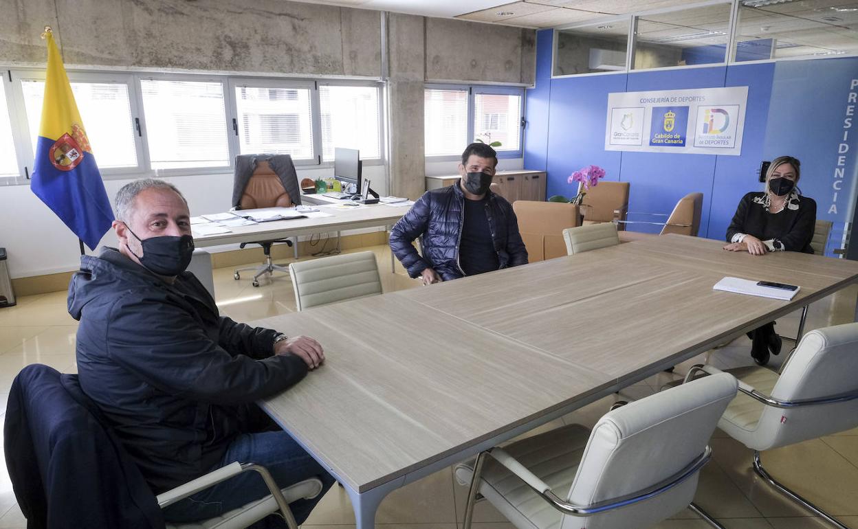 Juan Espino, con el consejero de Deportes del Cabildo y la gerente. 