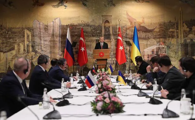 Los negociadores de Ucrania y Rusia, junto al Presidente de Turquia, Recep Tayyip Erdoğan. 