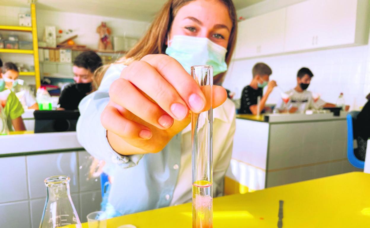 Alumna del Liceo Francés, en una de las aulas del centro. 