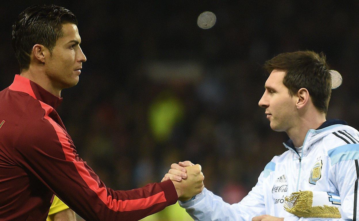 Cristiano Ronaldo y Messi se saludan antes de un amistoso entre Portugal y Argentina en 2014.