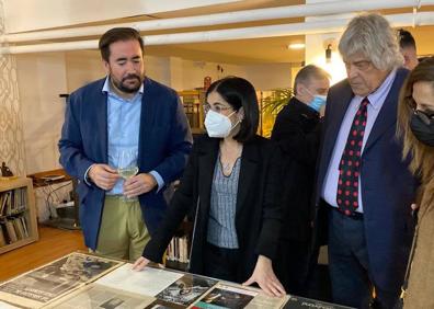 Imagen secundaria 1 - Abarrotada inauguración de la exposición inédita sobre Caco Senante en la Casa de Canarias de Madrid