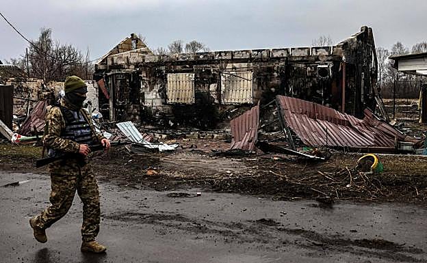 Un soldado ucraniano patrulla una calle de la localidad de Lukianivka, en las inmediaciones de Kiev.