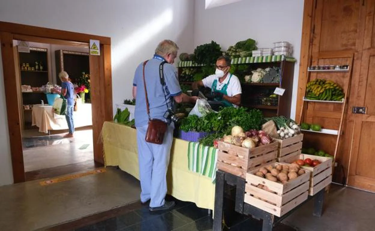 Puesto de verduras en el mercado de La Oliva. 