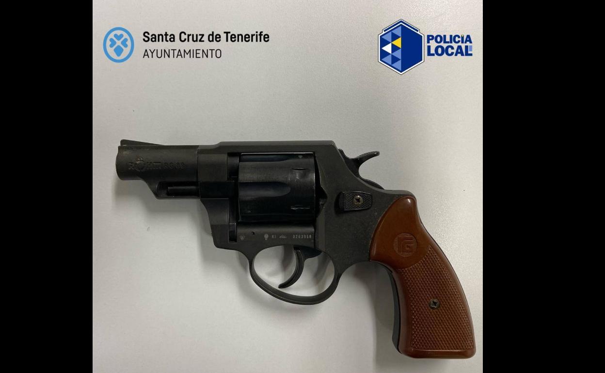 Imagen del revólver que portaba el detenido. 