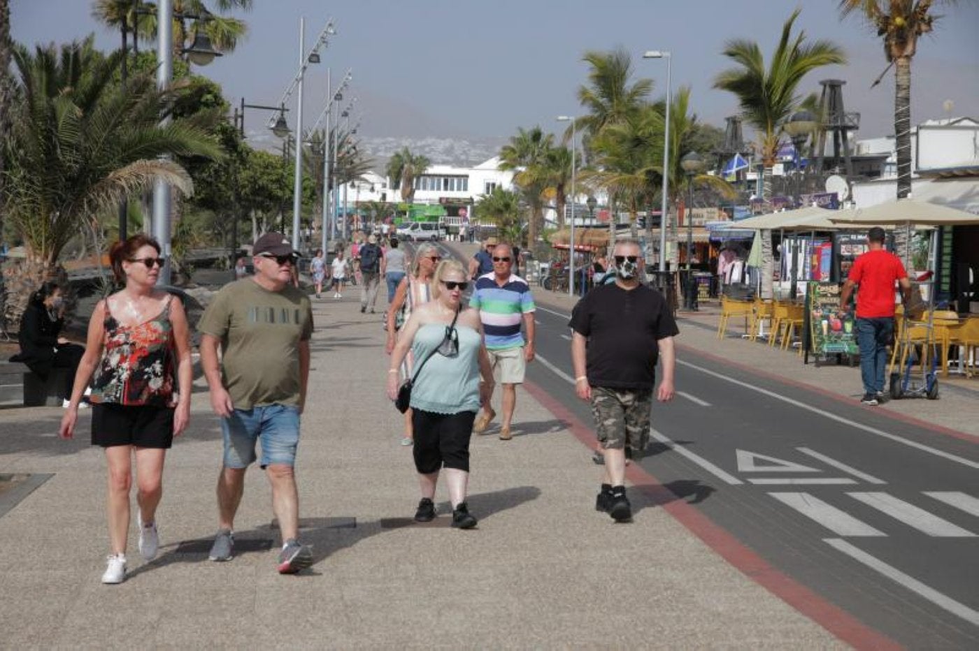 Un grupo de turistas pasea por las calles de Puerto del Carmen, en Lanzarote. 