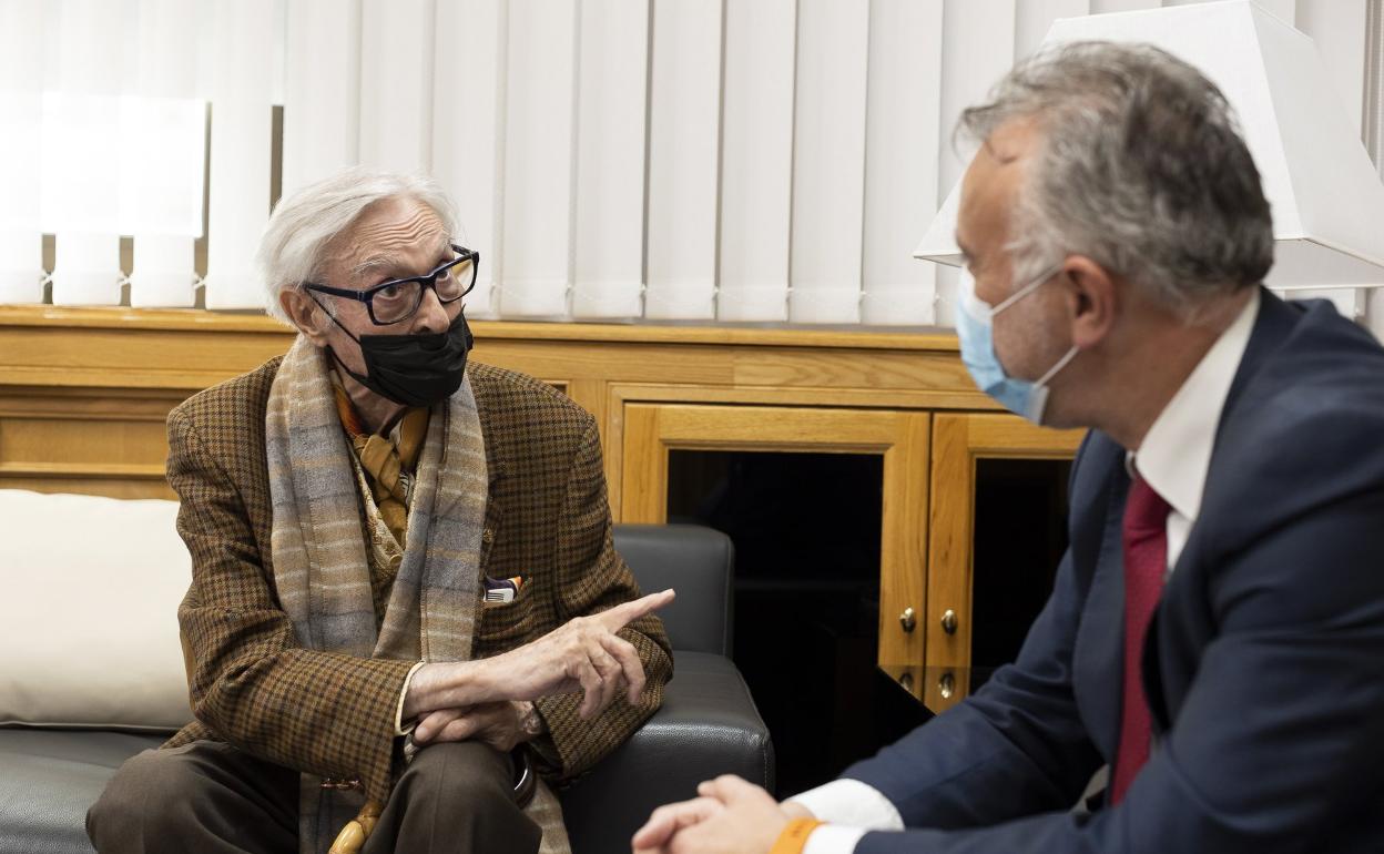 El presidente Ángel Víctor Torres y Pepe Dámaso, este viernes. 