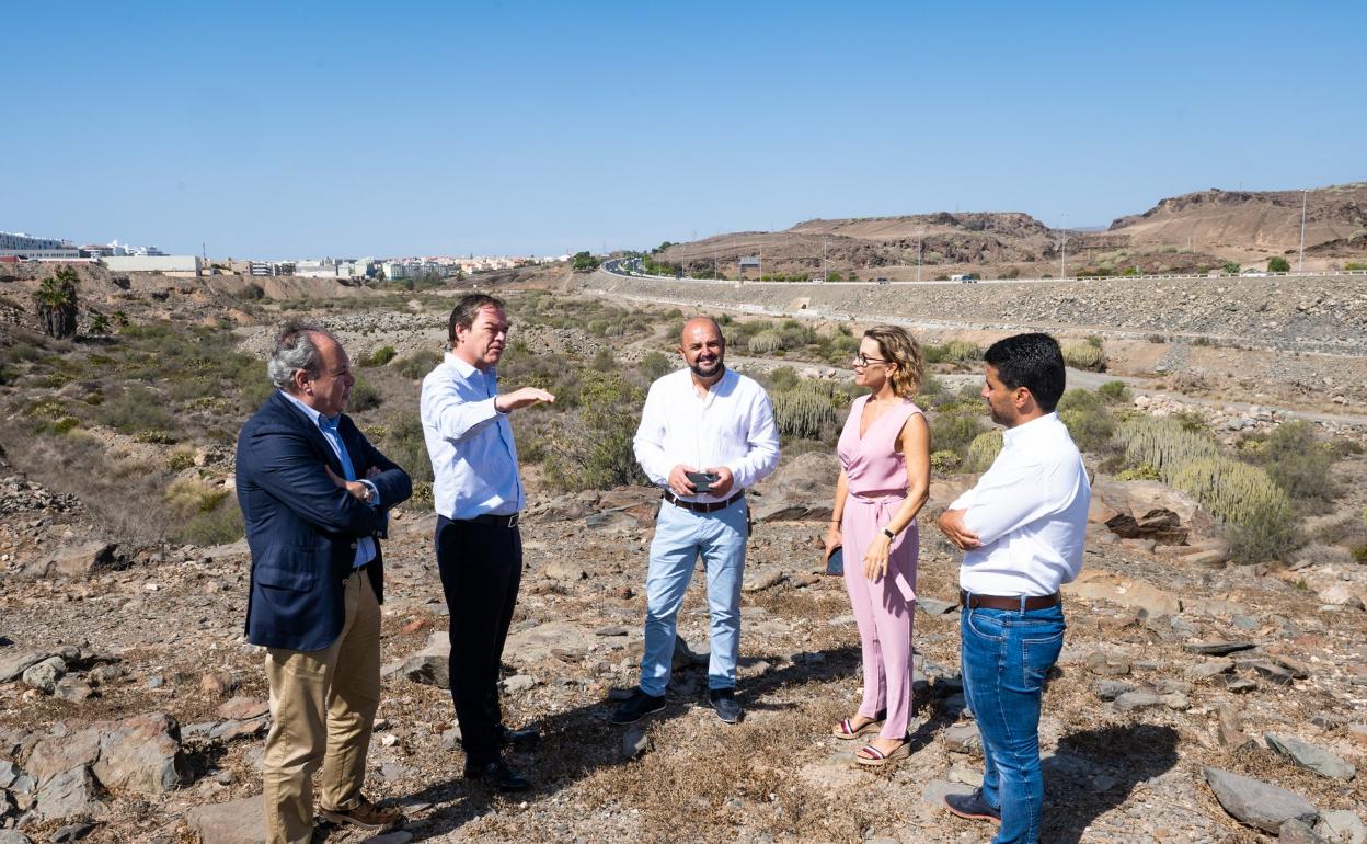 Carlos Álamo, la alcaldesa Conchi Narváez, Samuel Henríquez y los promotores, en una visita a la parcela. 