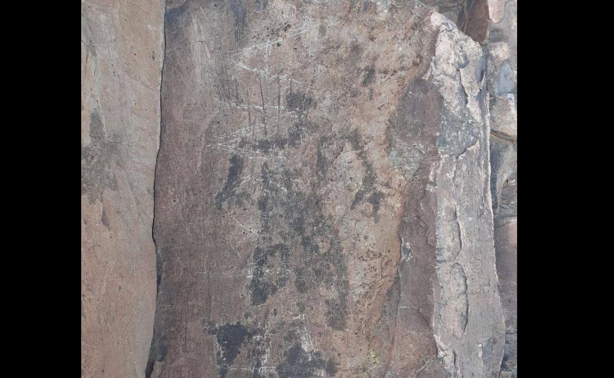 El grabado, dañado por la inscripción 'Pepona'. 