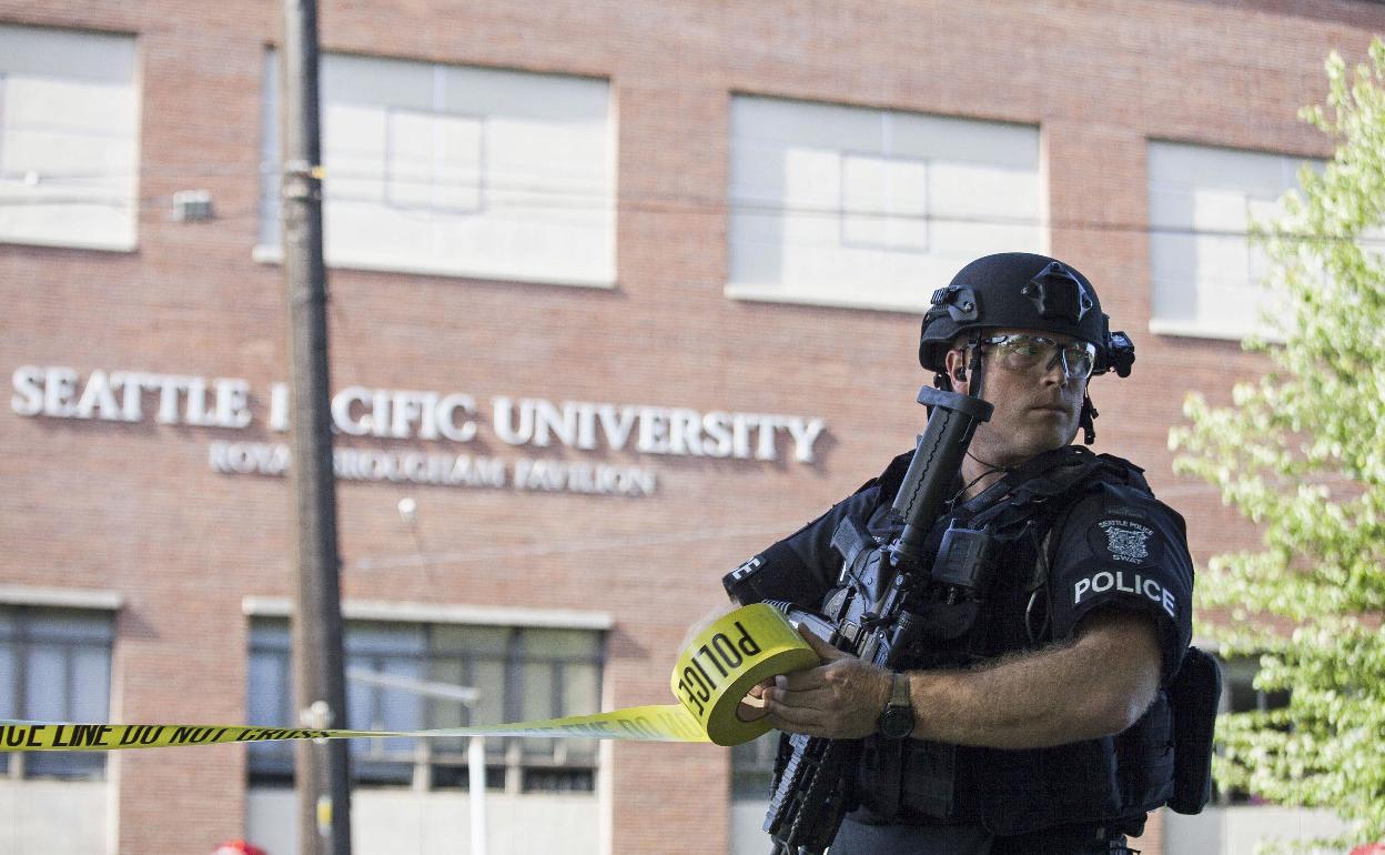 Un policía en la Universidad Seattle Pacific después un tiroteo en Seattle, Washington.