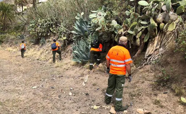 Trabajadores del dispositivo de control en una batida realizada en San Roque de Valsequillo. 