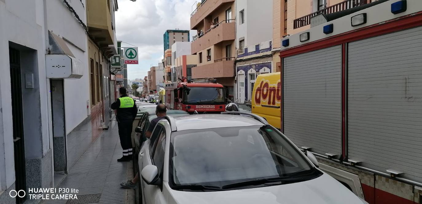 Socorren a una persona que se precipitó por el hueco de un montacargas en La Isleta