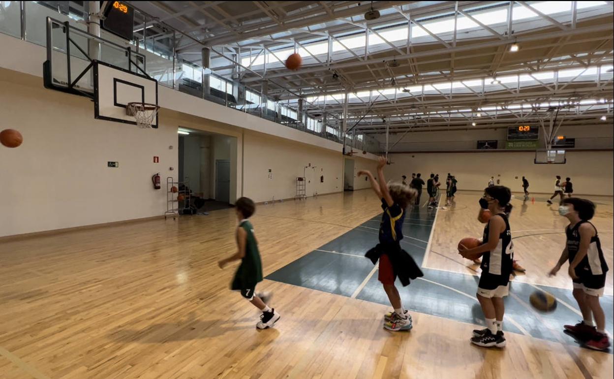 El 21º Canterbury Basketball Camp alza el telón con la participación de 80 chicos y chicas entre 6 y 14 años