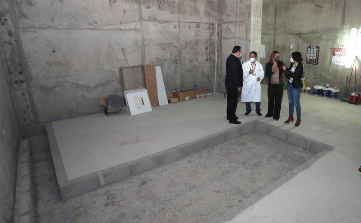 El titular canario de Sanidad, Blas Trujillo, y la presidenta insular, María Dolores Corujo, conociendo detalles del búnker de radioterapia. 
