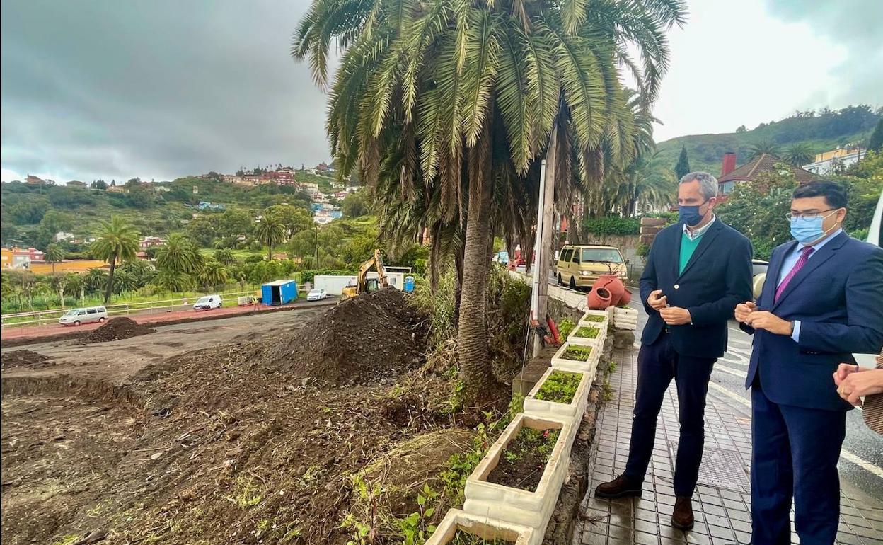 El alcalde, Miguel Jorge, y el vicepresidente del Cabildo, Miguel Ángel Perez, en la visita a las obras. 