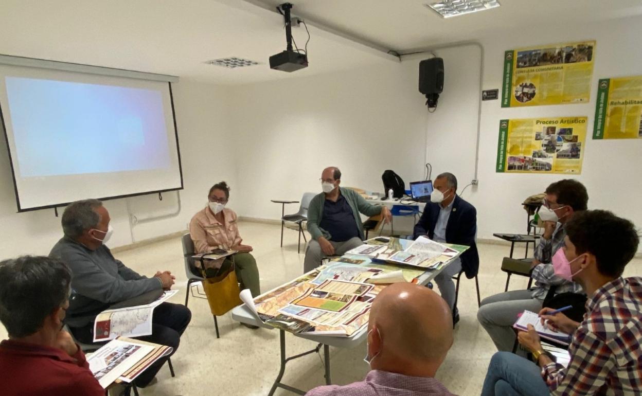 Foto de la primera reunión mantenida para crear el catálogo de caminos. 