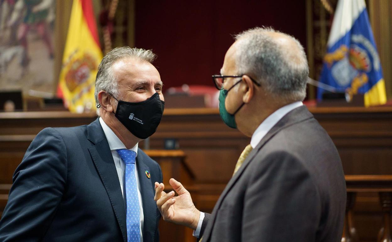 El presidente Torres junto a Casimiro Curbelo, este martes en el Parlamento. 