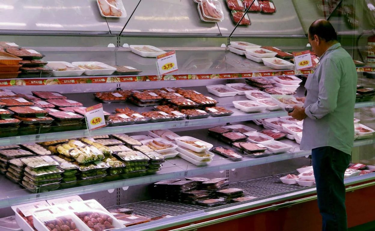 Retiran un embutido de varios supermercados por la presencia de una bacteria