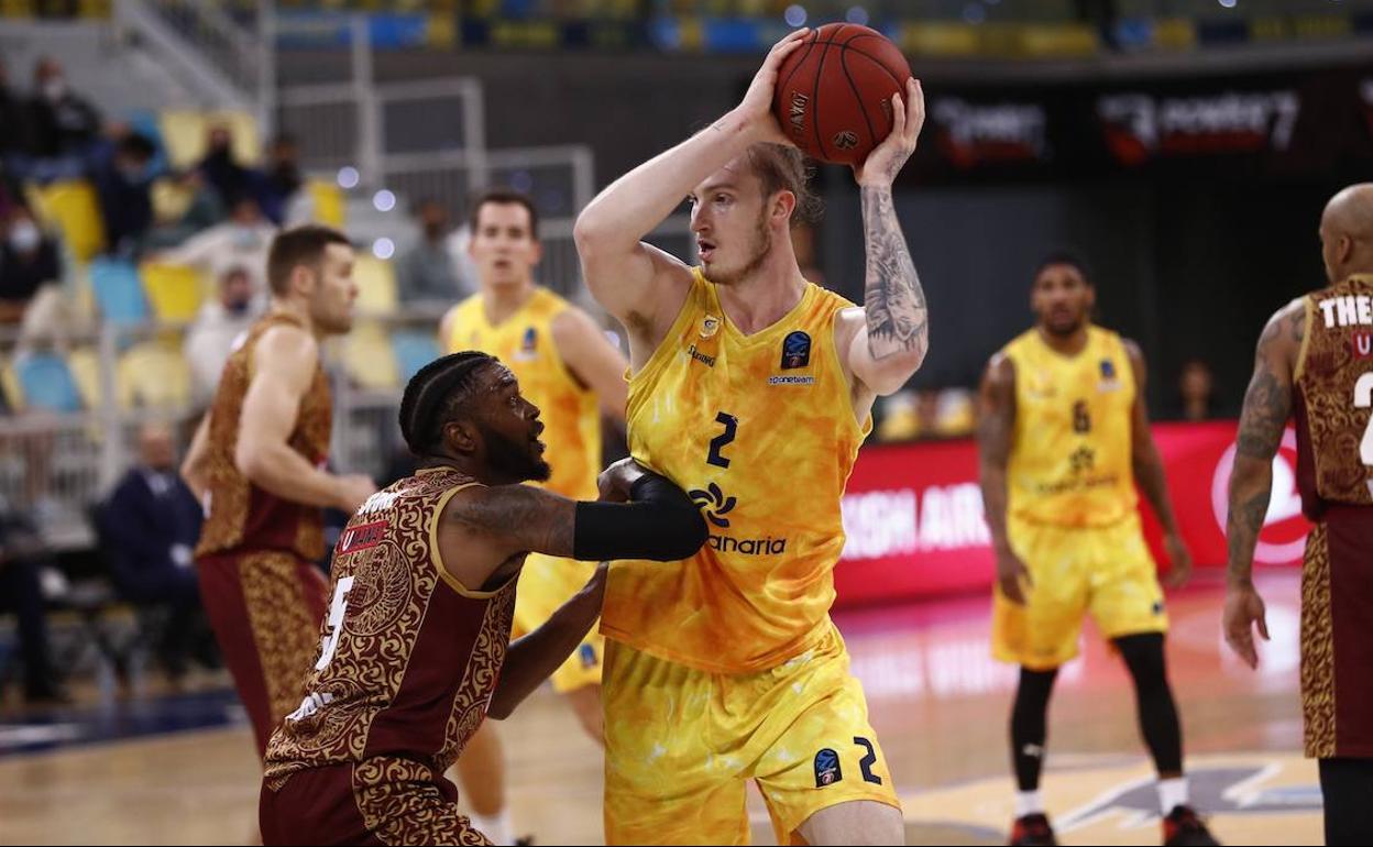 Balcerowski -siete puntos ayer- protege el balón ante un rival. 