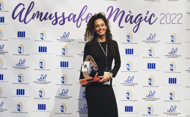 Jessica Guloomal, primera canaria en ganar un premio nacional de magia