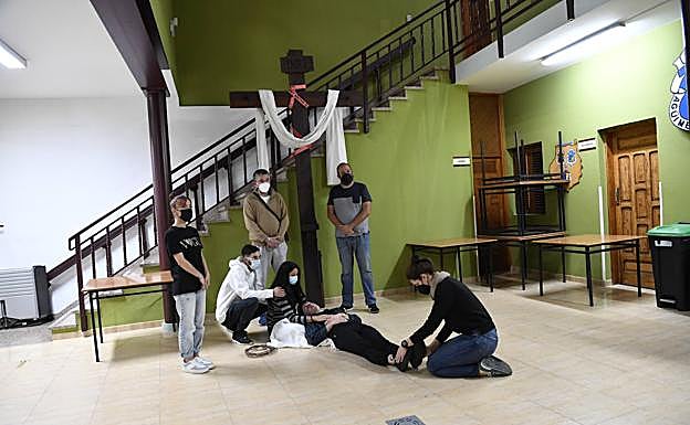 Escena del descendimiento. Los que interpretan los papeles de los dos ladrones que fueron crucificados junto a Jesús son Enrique Martel (Dimas) y Manuel Fernando González (Gestas). 