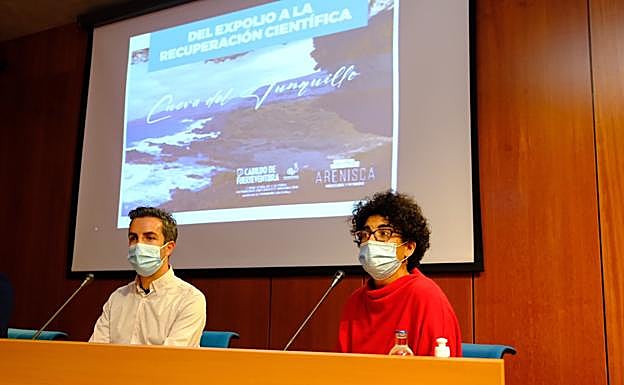 Rayco León, consejero de Patrimonio Histórico, y Rosa López, arqueóloga responsable de la empresa Arenisca. 