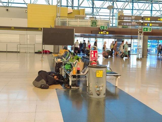 Foto de archivo de una persona sin hogar en el aeropuerto. 