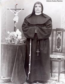 Imagen secundaria 2 - En la imagen superior, escuela de Tauro en 1940 (foto de la familia Sabina Jorge). Debajo, familia Suárez Ramírez, de Veneguera, y Dolores Suárez Ramírez, de esa misma familia. 