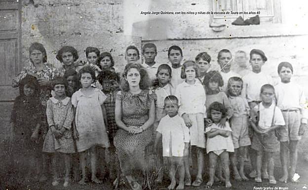 Imagen principal - En la imagen superior, escuela de Tauro en 1940 (foto de la familia Sabina Jorge). Debajo, familia Suárez Ramírez, de Veneguera, y Dolores Suárez Ramírez, de esa misma familia. 