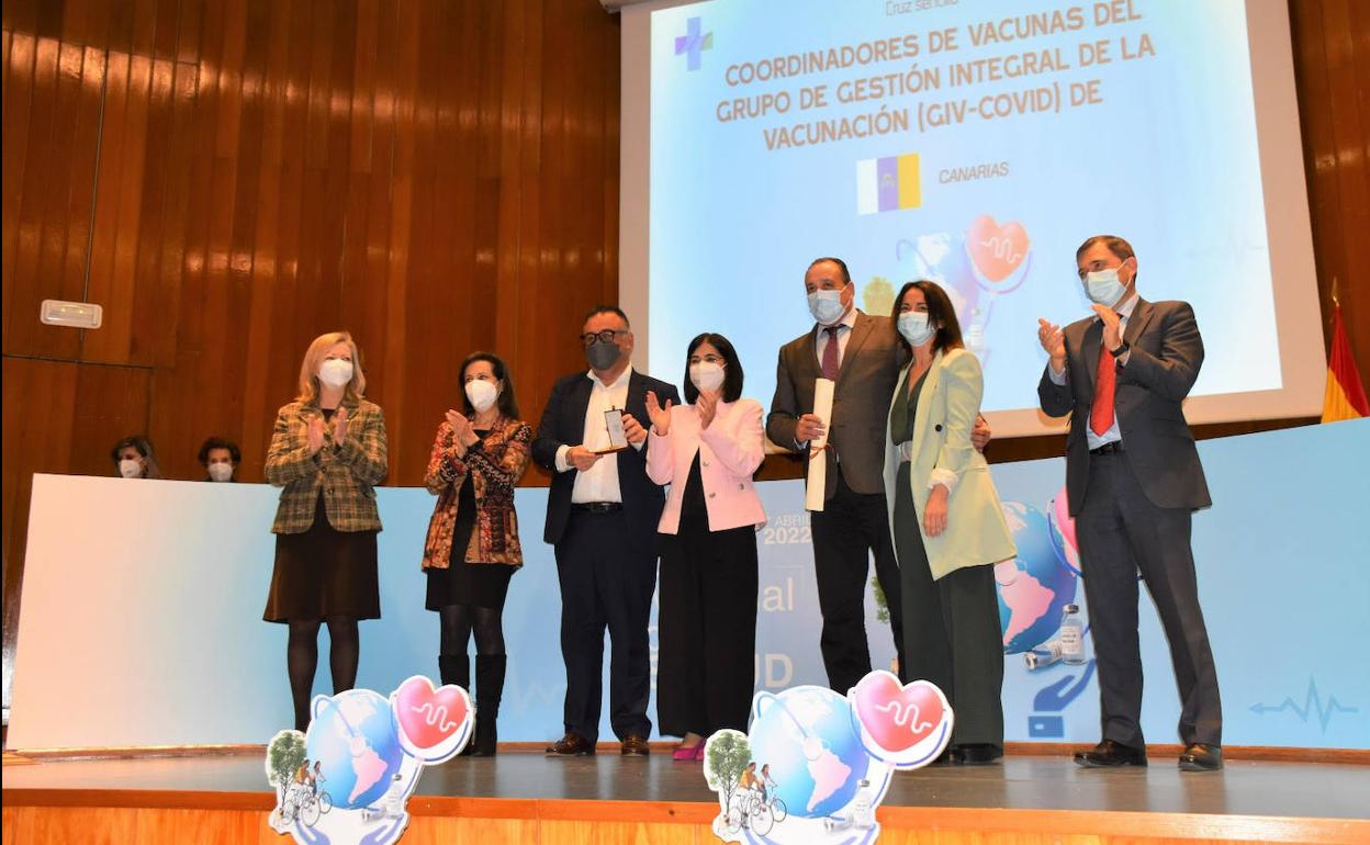 Imagen de la entrega de la Cruz sencilla. 