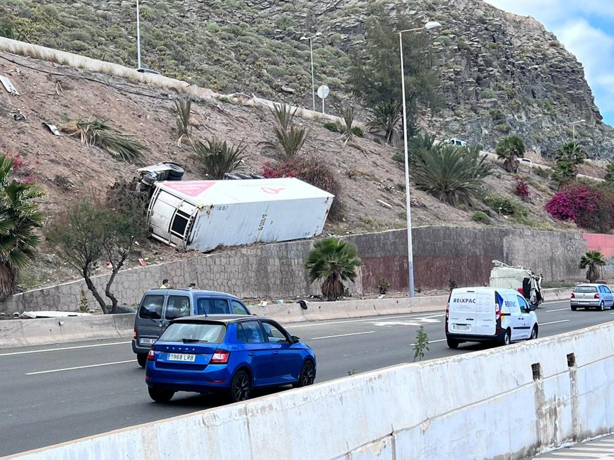 Fotos: Fallece el conductor de un camión tras un aparatoso vuelco en La Laja
