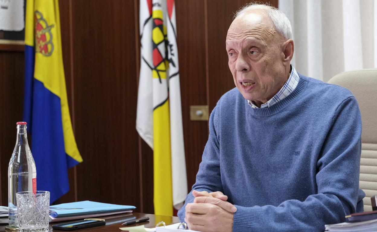 Antonio Suárez, este viernes en su despacho durante la entrevista. 