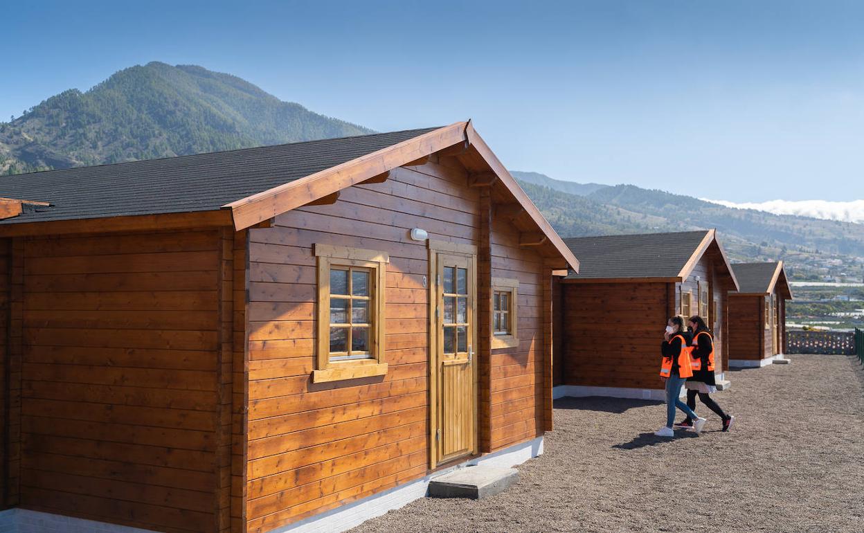 El Gobierno de Canarias entregó las primeras viviendas modulares de madera en Los Llanos de Aridane. 