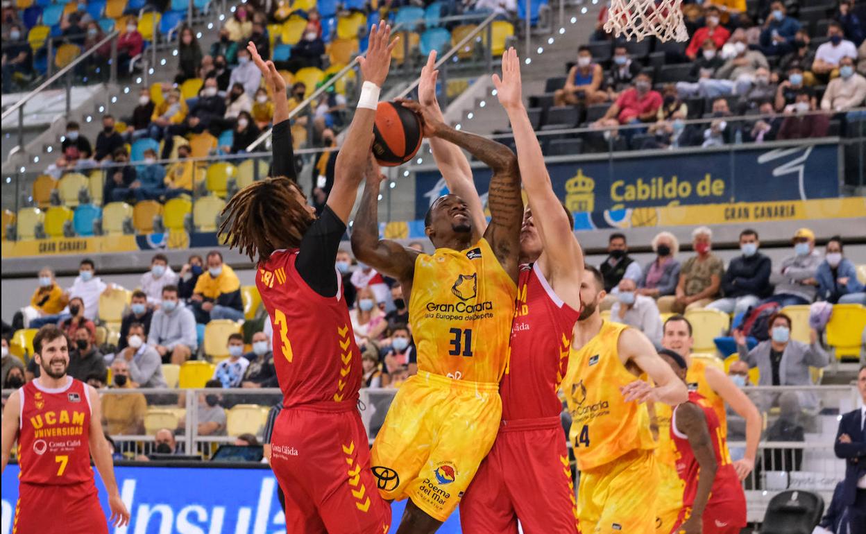 El canadiense Dylan Ennis intenta anotar en el duelo de la primera vuelta en el Arena. 