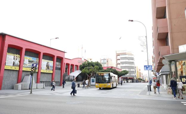 Una guagua ocupa el espacio futuro de la MetroGuagua en la calle Galicia. 