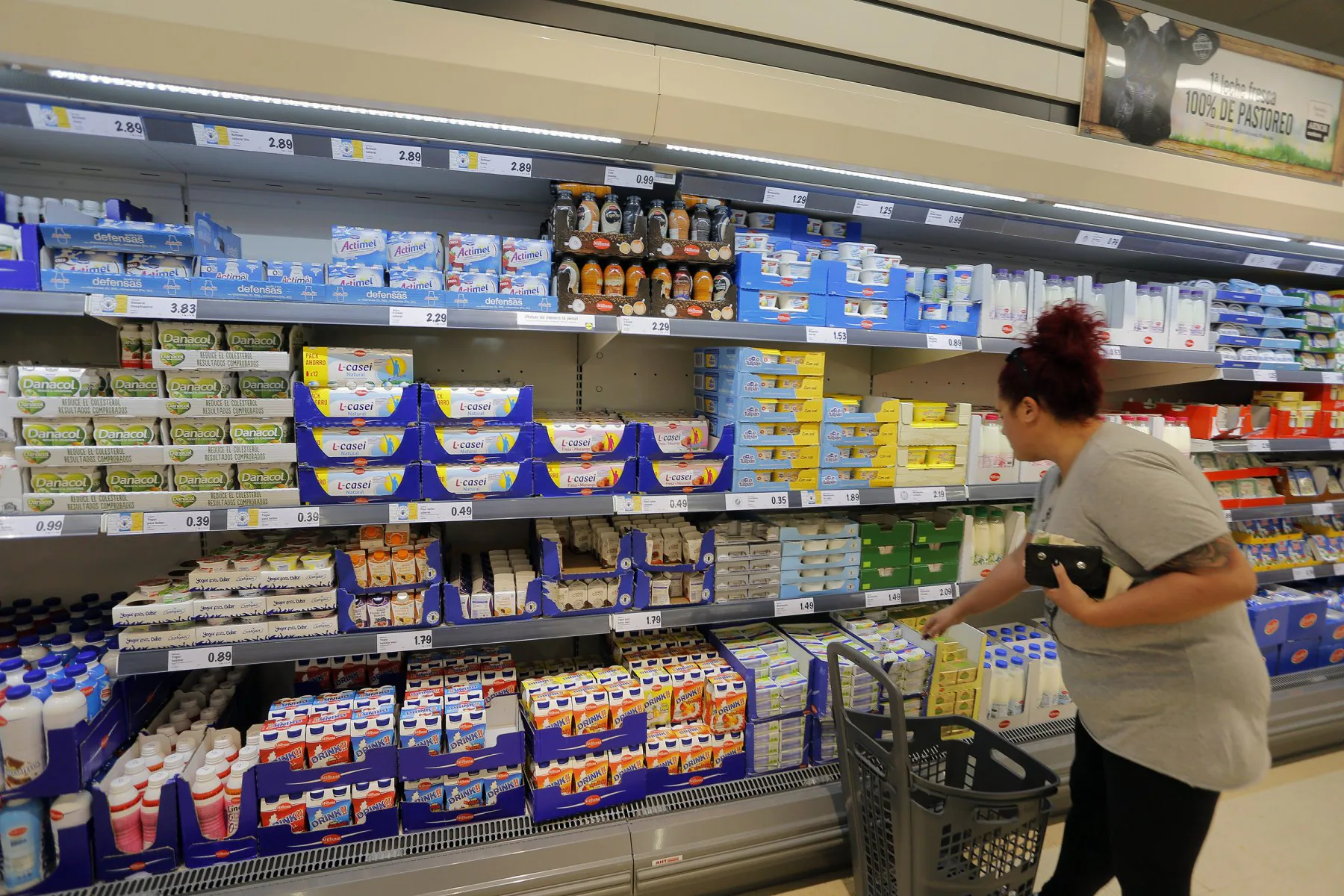 Una mujer ante los lineales de productos lácteos y frescos de un supermercado de Arrecife de Lanzarote. 