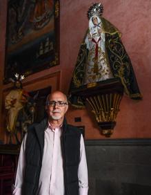 Imagen secundaria 2 - Arriba, la procesión de 2019. Sobre estas líneas, Ramón Fernández-Caro (izquierda) y José Luis Rivero. 