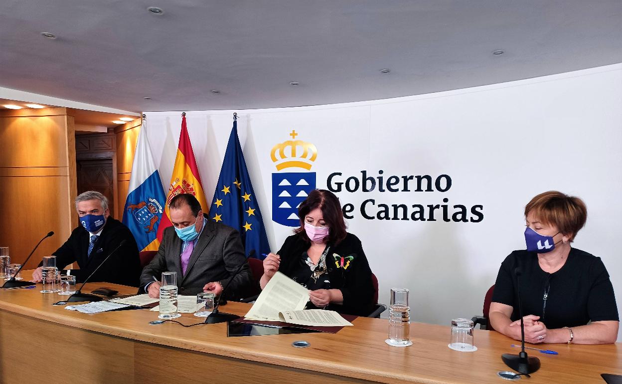 De izquierda a derecha, Lluís Serra, Blas Trujillo, Manuela Armas y Rosa Aguilar. 