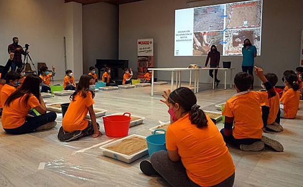 Durante la jornada de arqueología en el taller infantildel Museo Canario. 