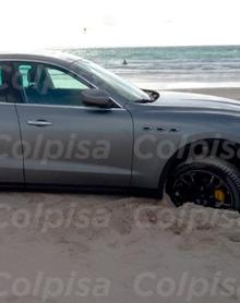 Imagen secundaria 2 - Arriba. El falsificador Simon Leviev y su pareja en las dependencias de la Policía Local de Tarifa el 30 de enero de 2019; debajo, el Maserati varado en el arenal de la playa.