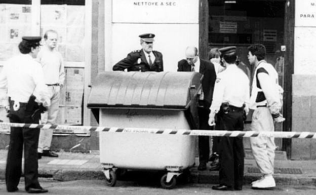 El juez Parramón inspecciona el contenedor en el que hallaron los restos de la víctima en 1994. 