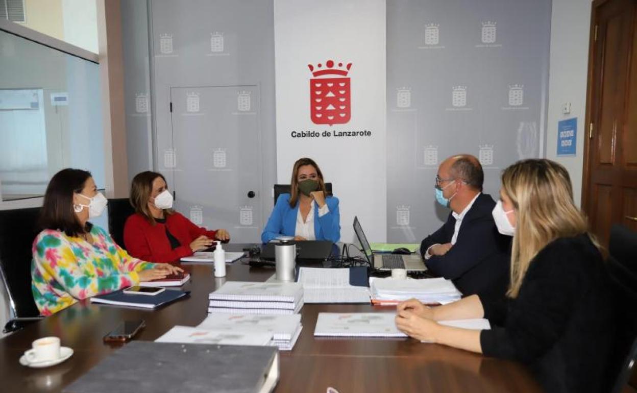 Encuentro en el Cabildo para coordinar el estreno de la nueva actividad. 