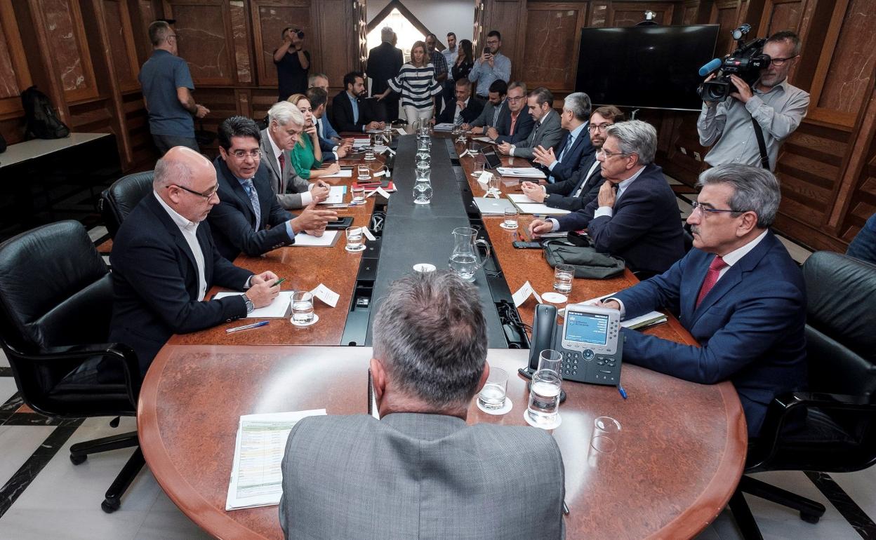 Imagen de archivo de una reunión entre el Gobierno de Canarias y los presidentes de los siete cabildos. 