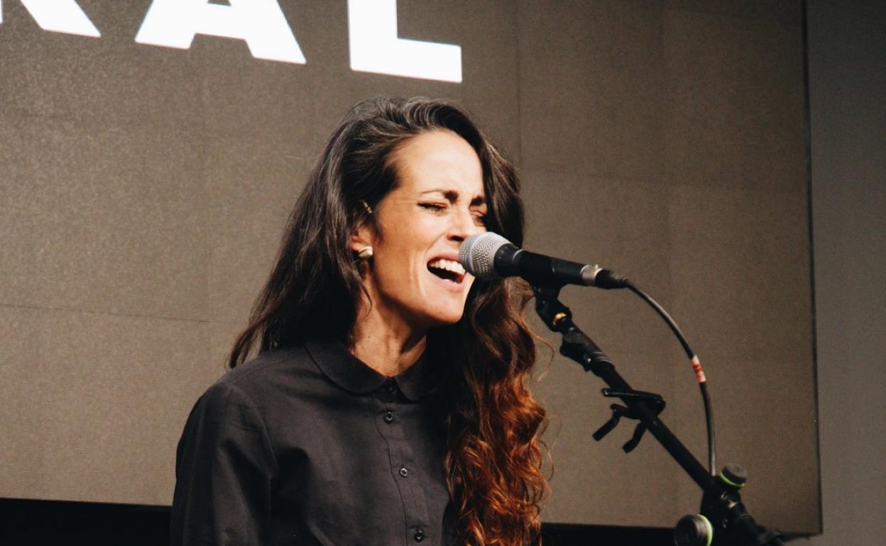 La cantante Vega, de nuevo deleitando al público con su voz. 